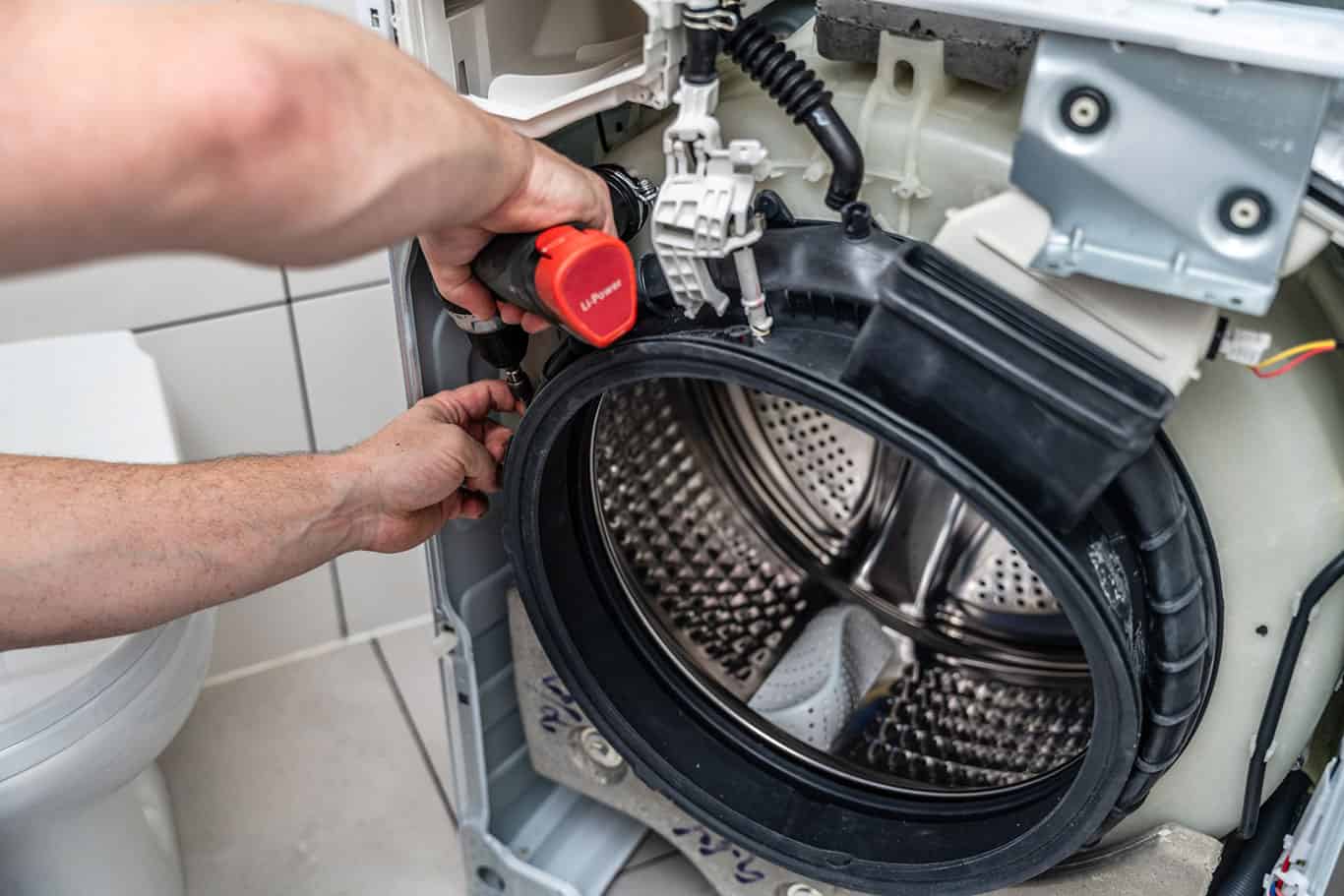 cleaning the rubber seal of a washing machine