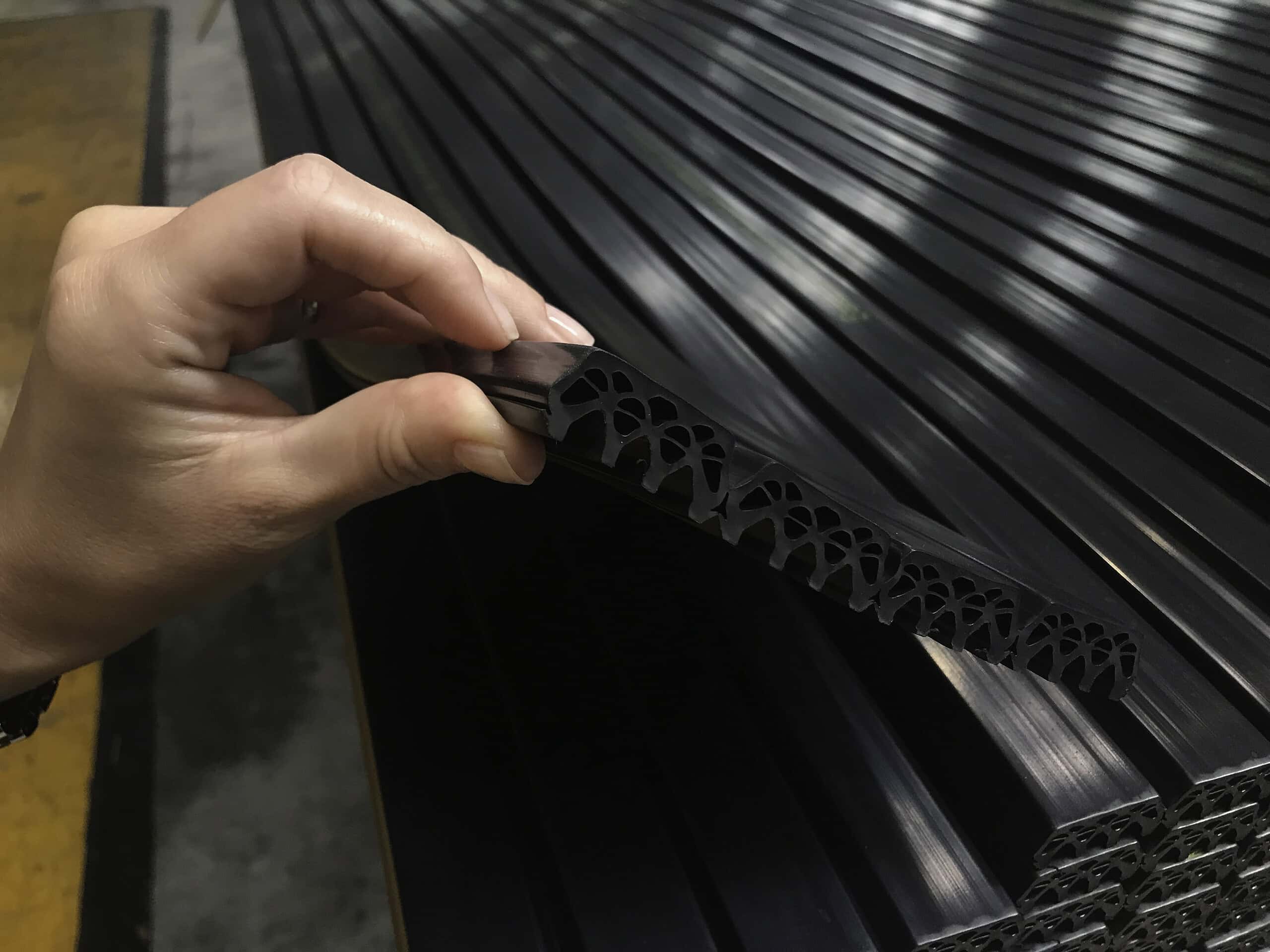Checking the profile cross section of extruded rubber